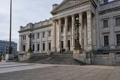 Uruguay trata ley de infraestructura crítica